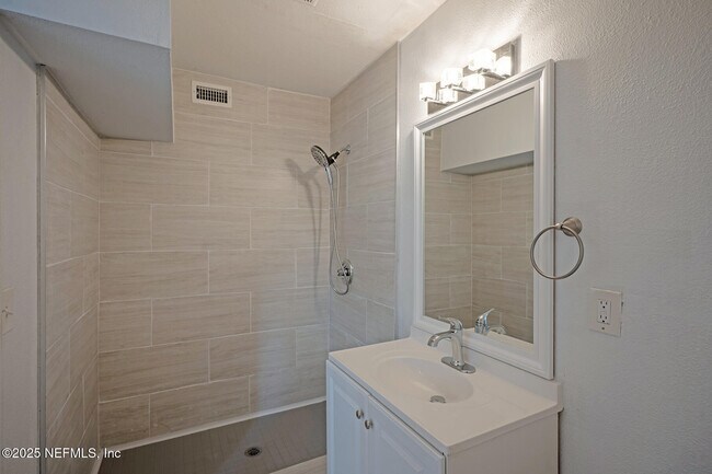 Building Photo - 2565 Burlingame Dr W