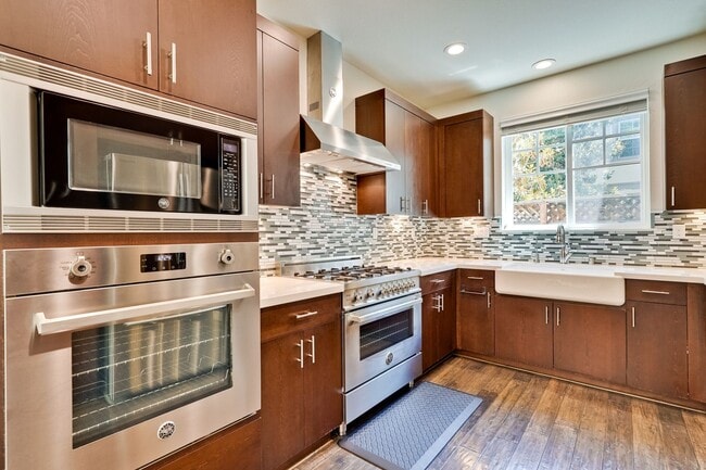 Building Photo - Modern Townhome in Prime Location — Walkab...