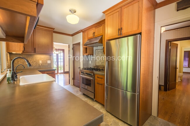 Building Photo - Riverfront Perfection with this Charming 3 Bedroom Lake Oswego Home!