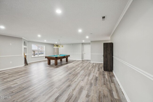 Building Photo - Spacious & Grand Living!!!