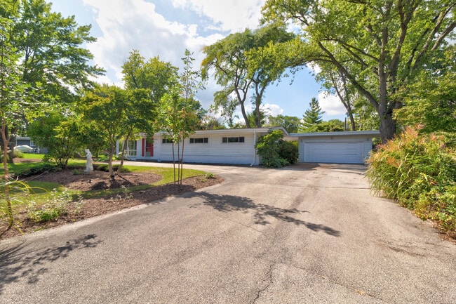 Building Photo - 334 Russet Ln