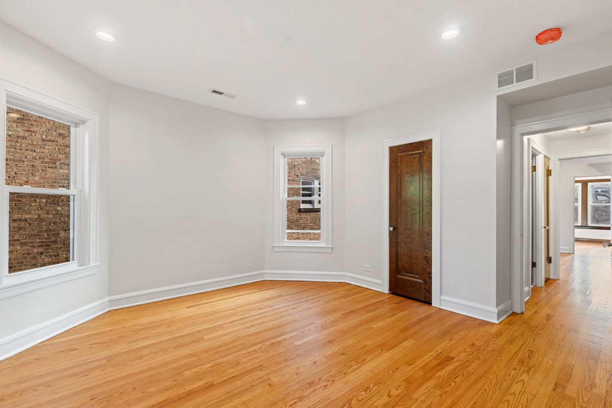 Building Photo - 5851 N Virginia Ave