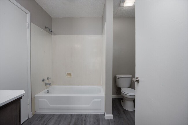 Building Photo - 2BR Units in Gonzales - Great Location