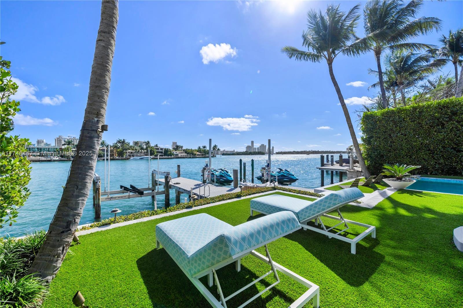 Building Photo - 1061 N Venetian Dr