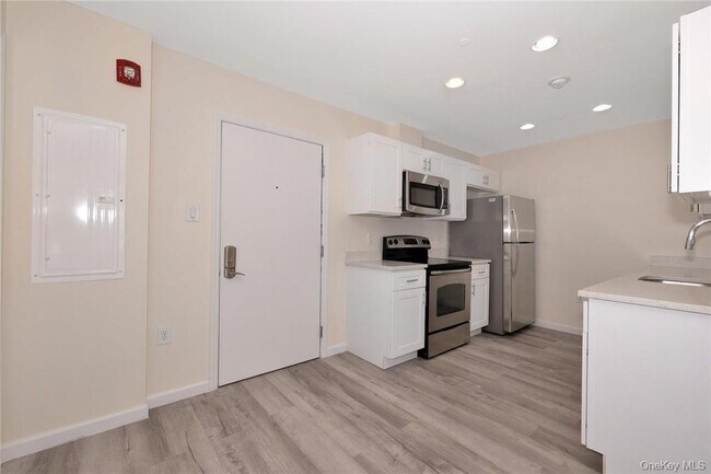 Building Photo - 68 Lake St