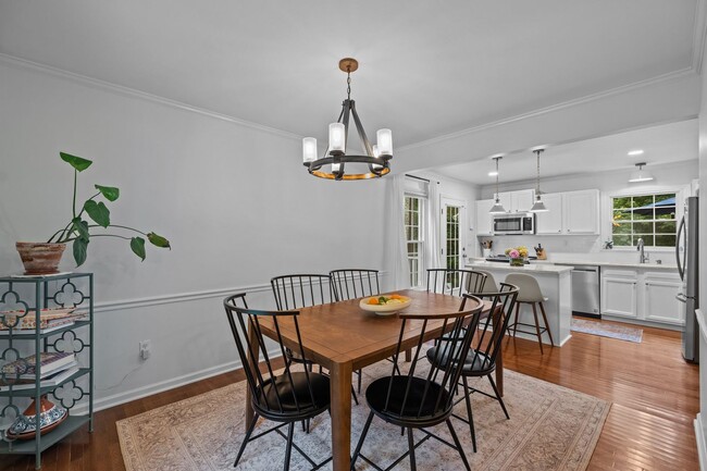 Building Photo - Gorgeous 3 Bedroom Traditional Home Locate...