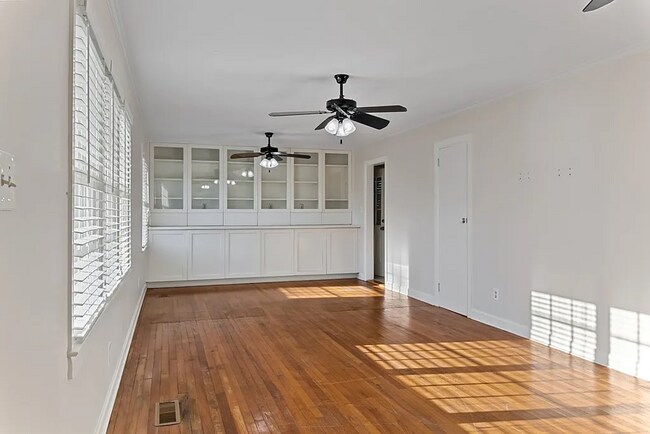 Building Photo - 2206 White Oak Dr