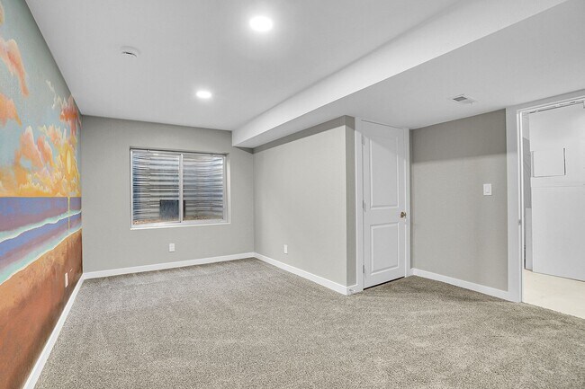 Building Photo - 5 bedroom, 3 1/2 bath home with attached 2 car garage