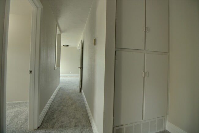 Building Photo - Pet Friendly Kearns Home