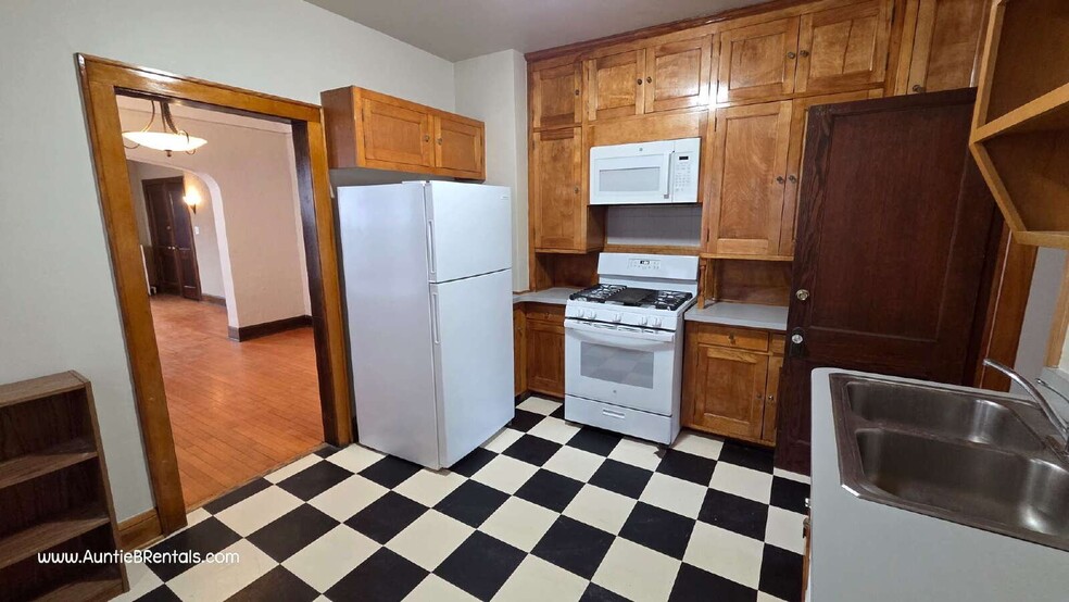 Building Photo - 145 W Diamond Lake Rd