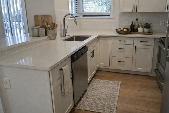 Building Photo - Beautiful 1/1 Wood Floor Condo for rent with Serene trees view from your screened balcony.