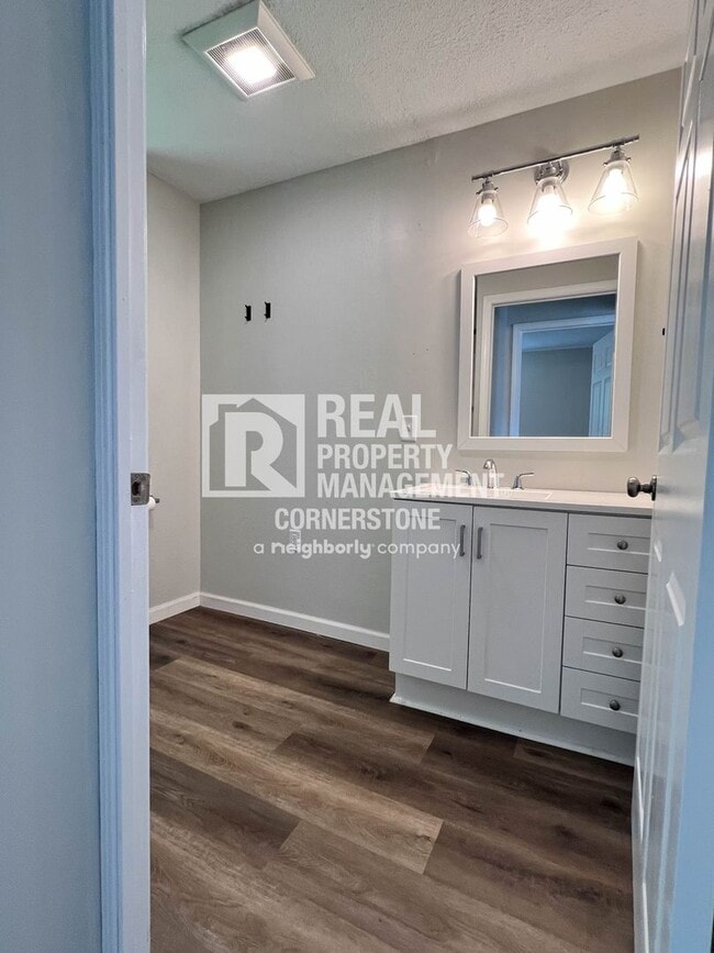 Building Photo - AVAILABLE NOW!! 3 Bedroom Home with Huge Y...