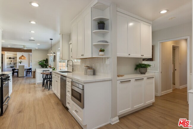Building Photo - 3544 Gardenia Ave