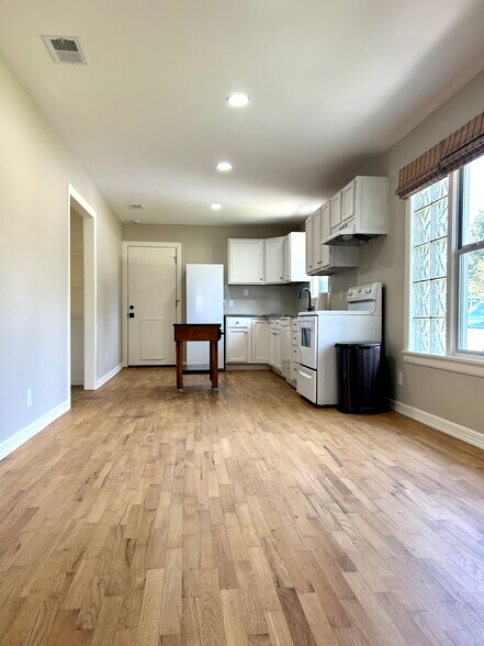 Building Photo - 1631 N Garland Ave