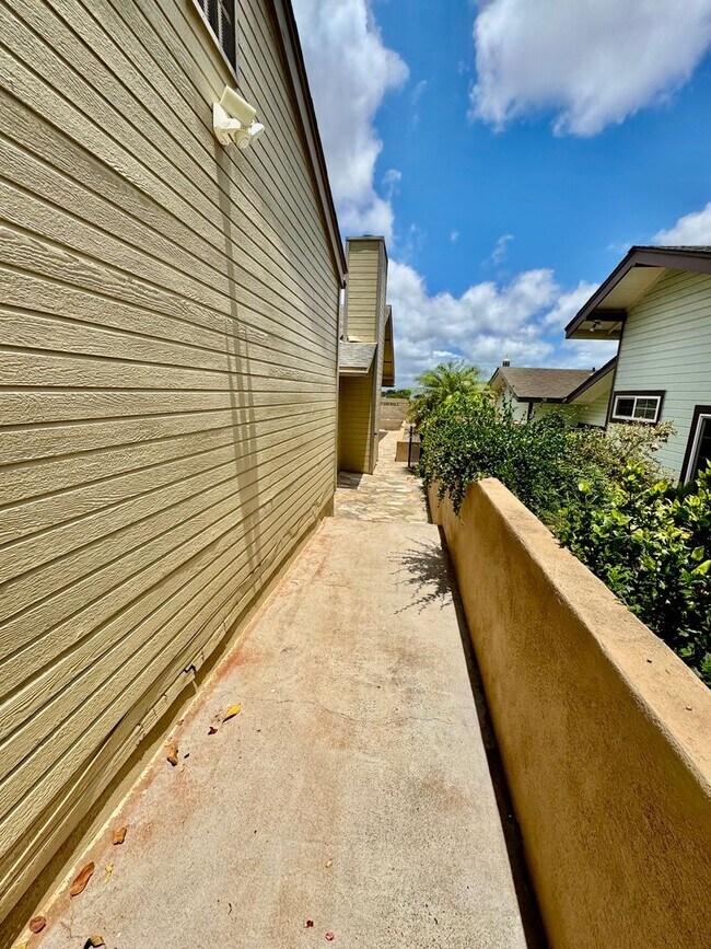 Building Photo - Available now | A 4 Bedroom, 2 Bathroom Si...