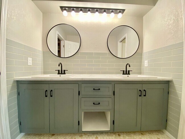 Building Photo - Gorgeous Remodeled Edmond 3 Bed 2 Bath