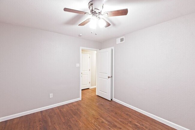Building Photo - 304 S Grove Rd