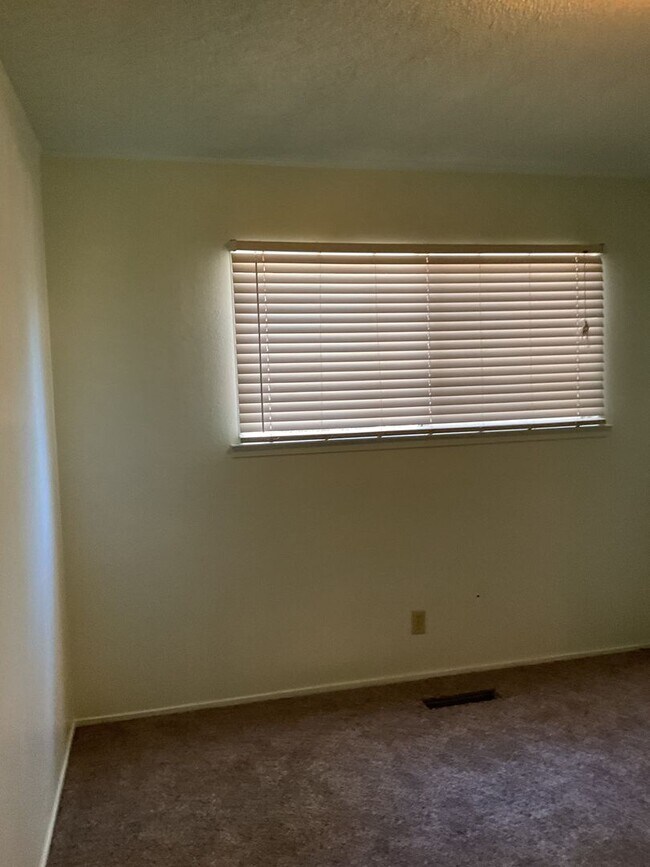 Building Photo - Two story 4 bedroom 2 bath home, Magalia