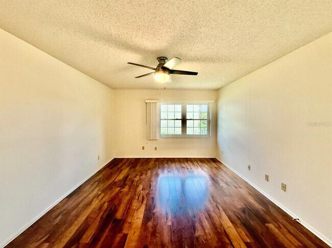 Building Photo - 940 Rosewood Ln