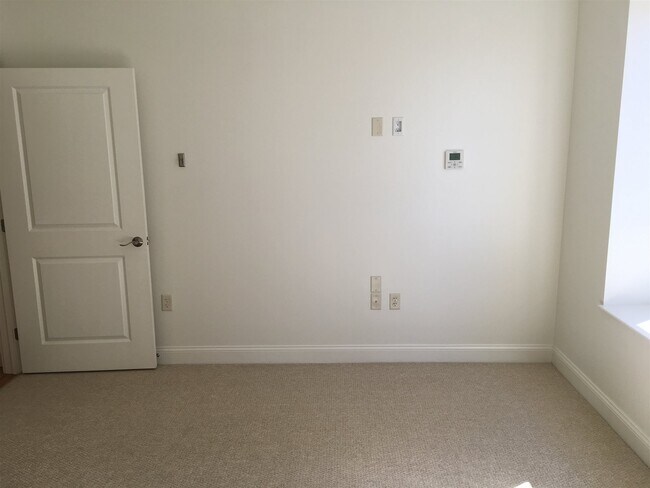 Building Photo - 875 Elm St