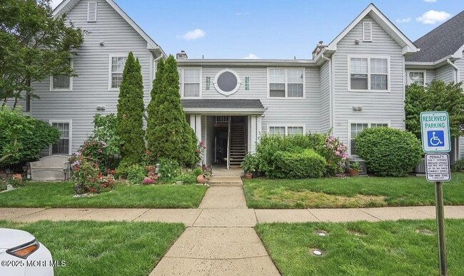 Building Photo - 105 Des Moines Ct