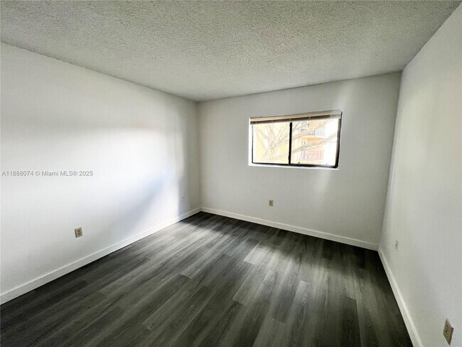 Building Photo - 350 Palm Cir W