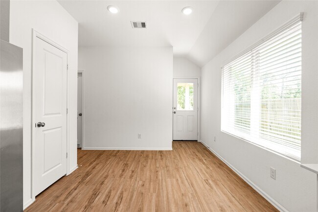 Building Photo - 2039 Barrett Gables Dr