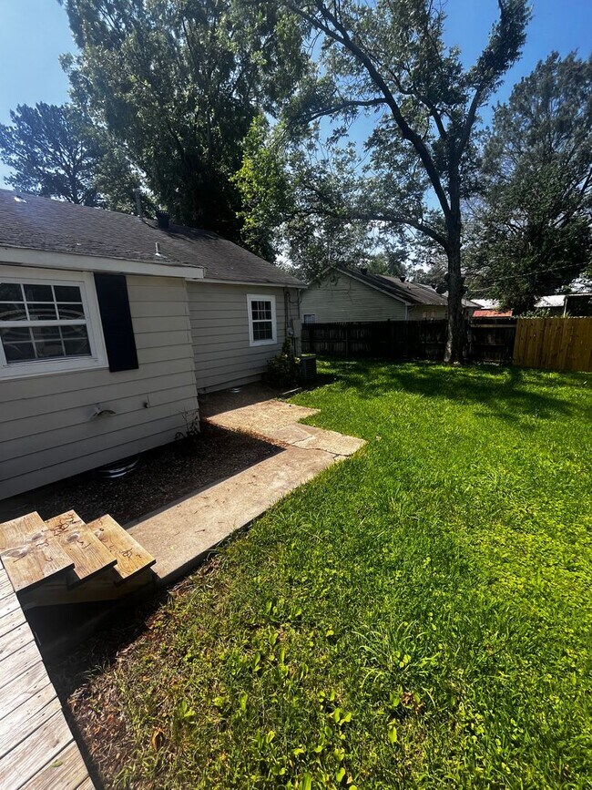 Building Photo - Freshly updated home with privacy fence in...