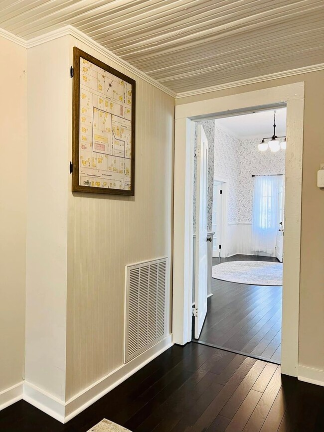 Building Photo - Charming home, gourmet kitchen, and large backyard in Oxford