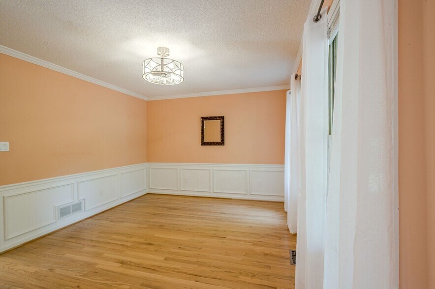 Building Photo - 1709 Dudley Dr
