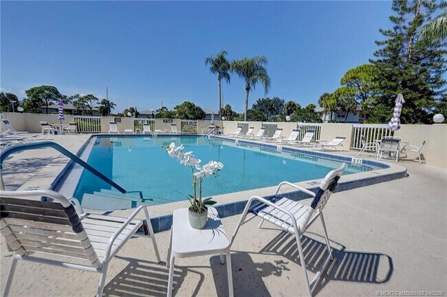 Building Photo - 1564 SE Royal Green Cir