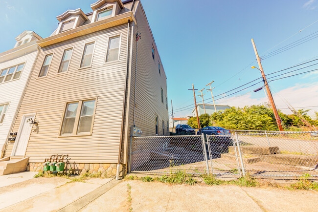 Building Photo - Awesome building with 2 great apartments in the South Side Slopes/Allentown