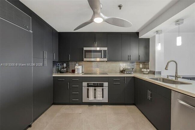 Building Photo - 2625 Collins Ave
