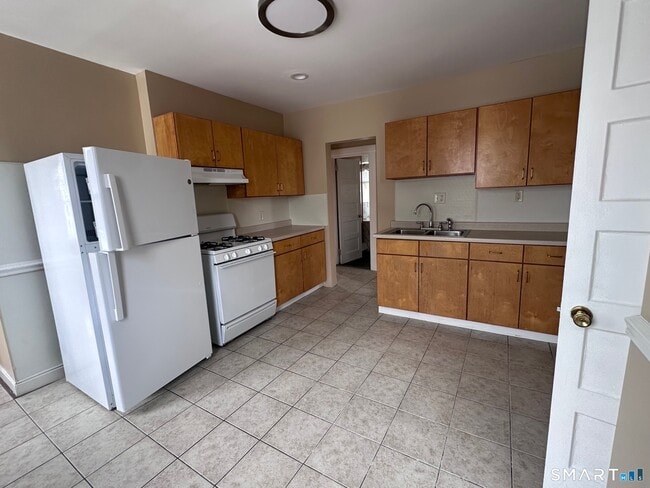 Building Photo - 22-24-24 Bushnell St