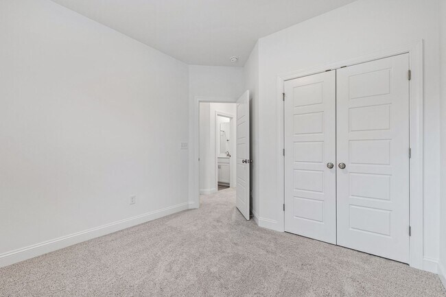 Building Photo - Stunning 4-Bedroom Home for Rent in Prime Cary Location!