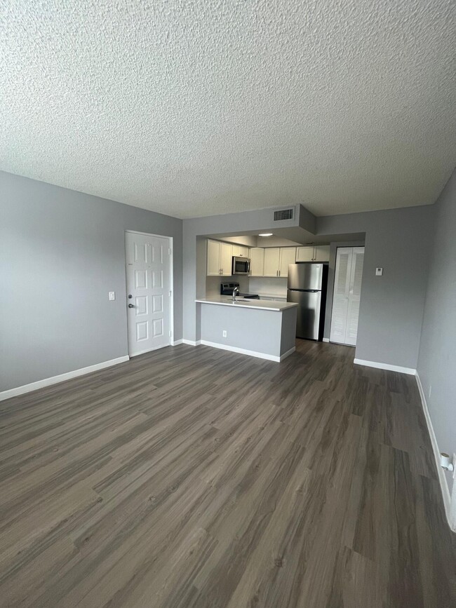 Building Photo - 714 Executive Center Dr
