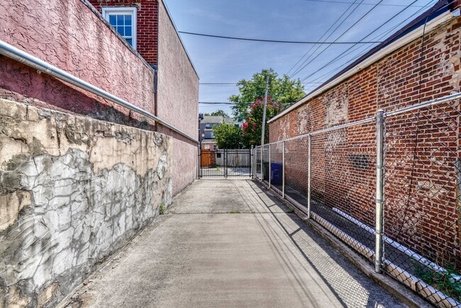 Building Photo - 634 Eislen St