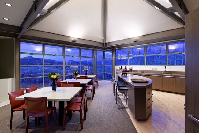 Building Photo - 821 Cluny Rd