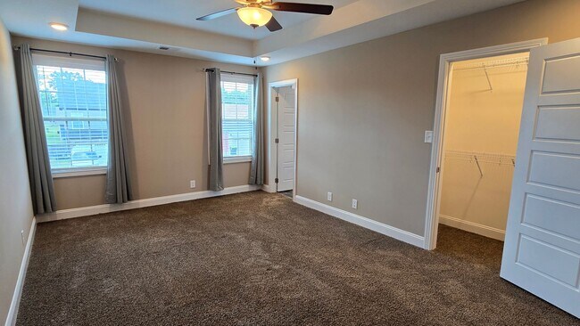 Building Photo - Beautiful 3 BDS 2 BA with fenced in yard