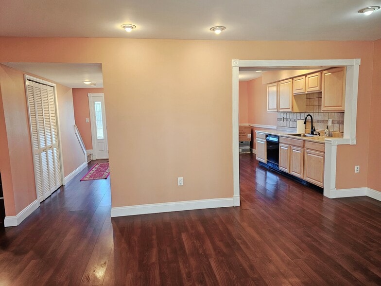 Building Photo - 37 Anderson Ct