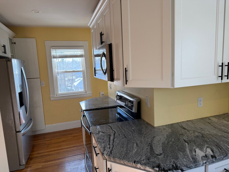 Building Photo - 89 Monroe St