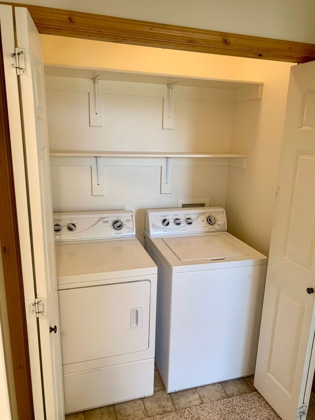 Building Photo - 3 bedroom 2 bath townhome