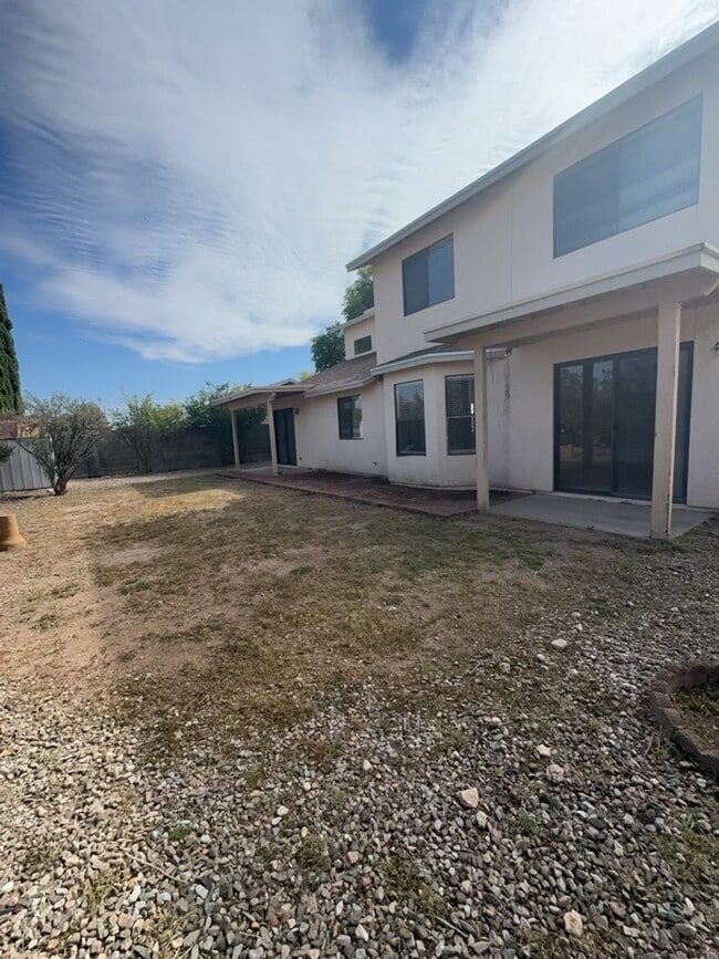Building Photo - Great two story, 3 bedroom, 2.5 bath home