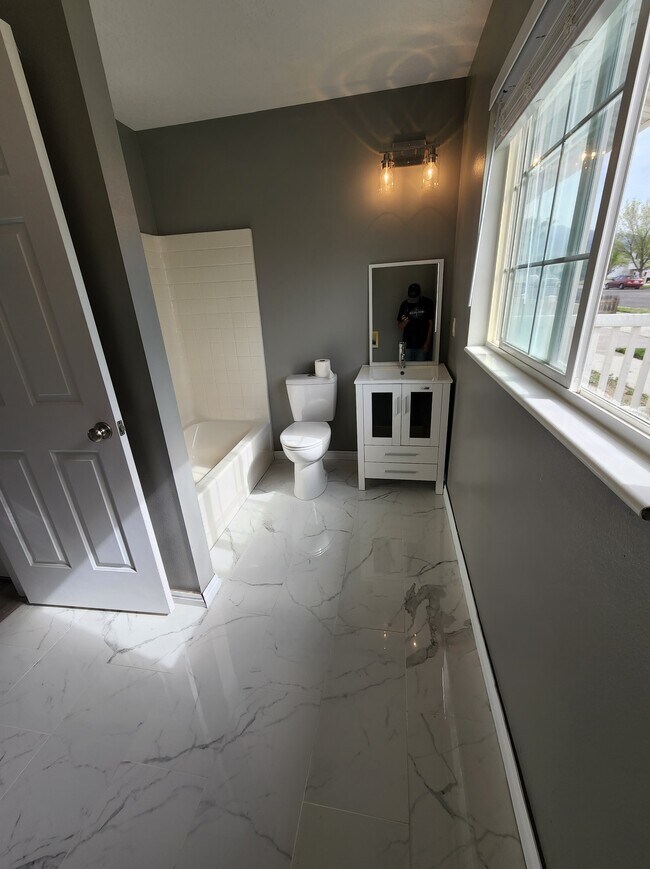 Building Photo - 1638 S 2960 E St