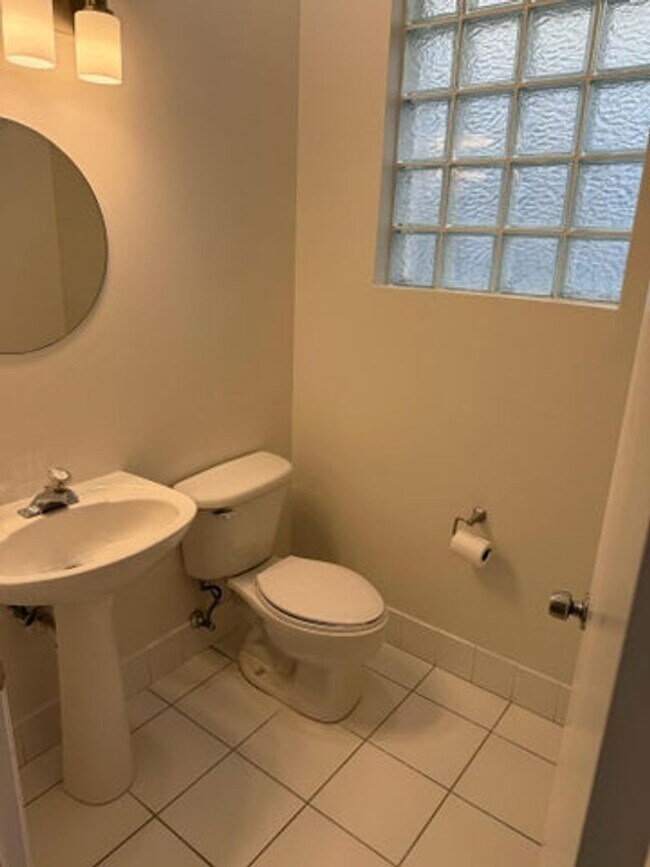 Building Photo - 5076 SW 38th Way