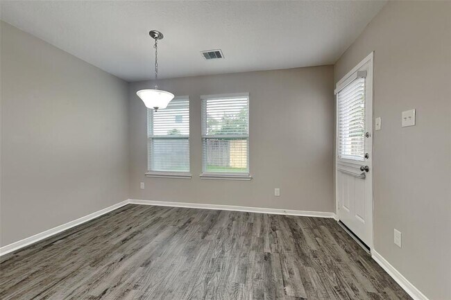 Building Photo - 9915 Tulip St