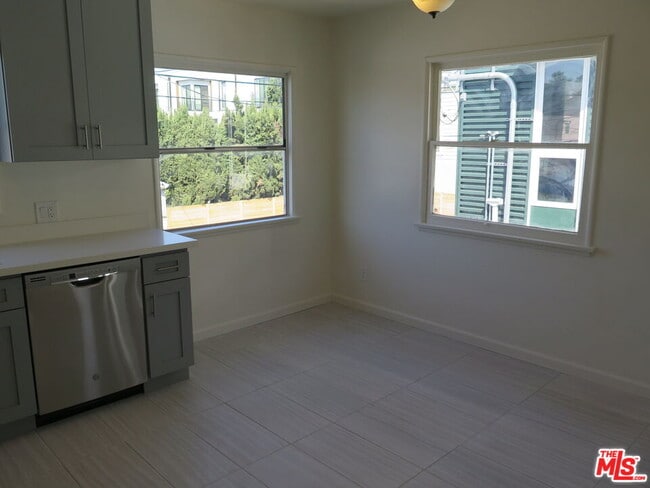 Building Photo - 833 N Kingsley Dr