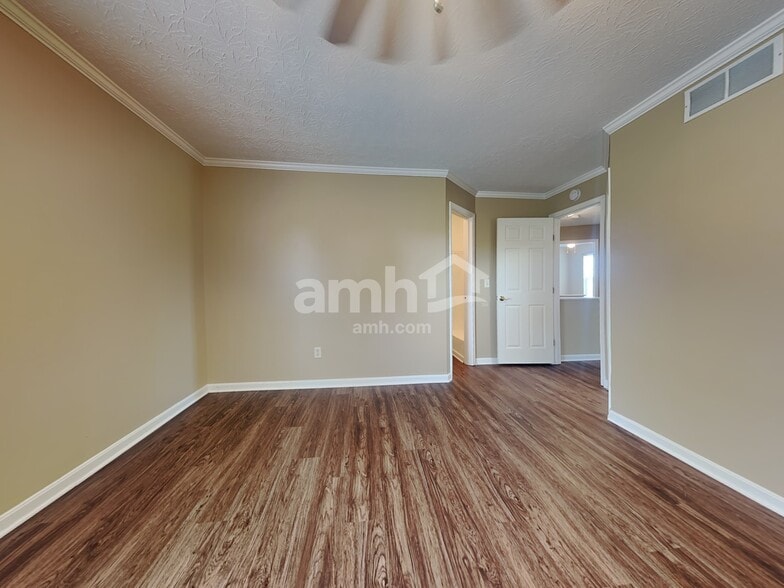 Building Photo - 5569 Windsor Ct