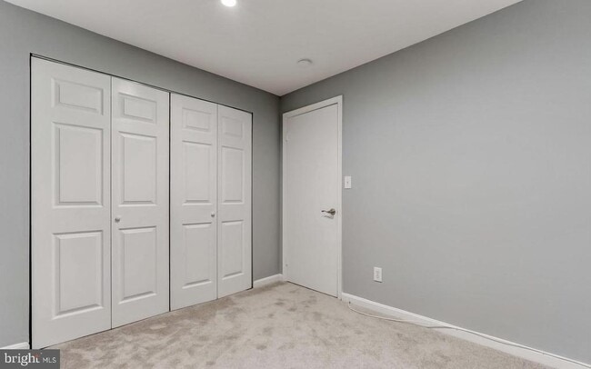 Building Photo - 1049 S Charles St