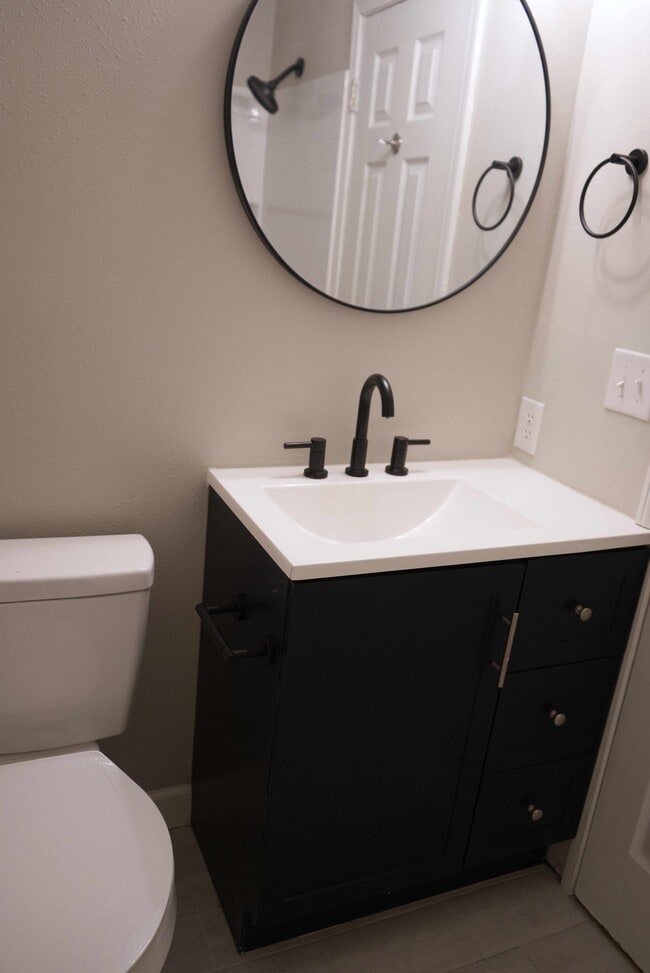 Building Photo - 1690 Henegar Dr